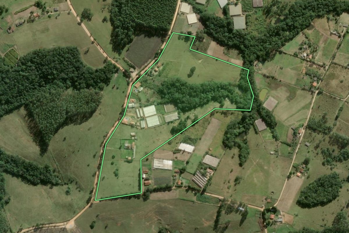 Imagem de satélite do imóvel rural em São Miguel Arcanjo (SP), com o contorno declarado no CAR desenhado por cima.