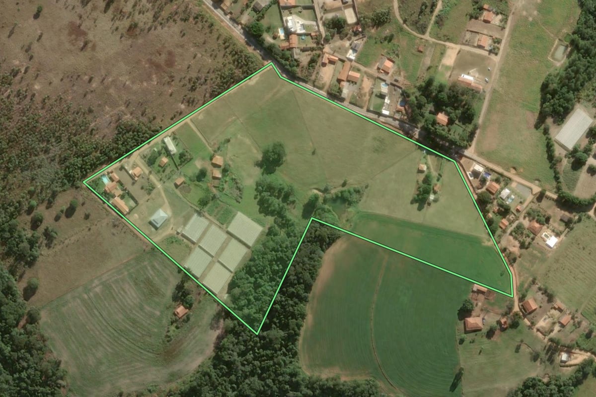 Imagem de satélite do imóvel rural em São Miguel Arcanjo (SP), com o contorno declarado no CAR desenhado por cima.