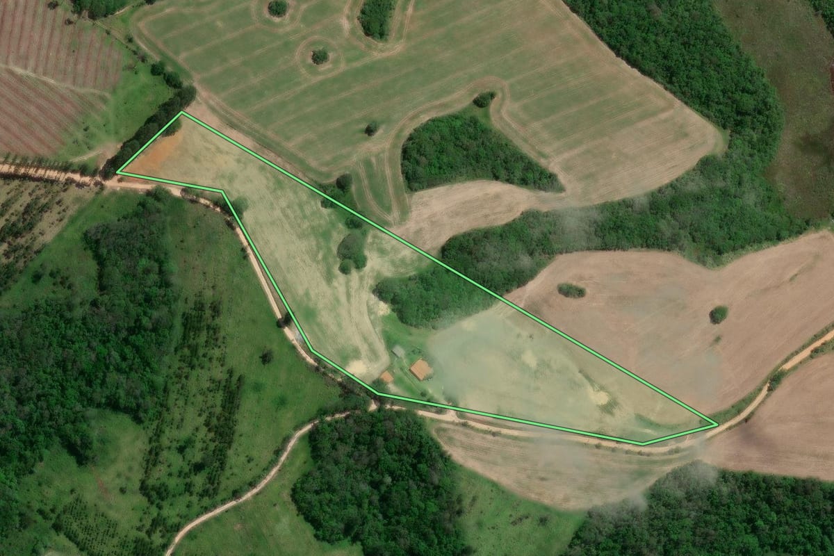 Imagem de satélite do imóvel rural em São Miguel Arcanjo (SP), com o contorno declarado no CAR desenhado por cima.