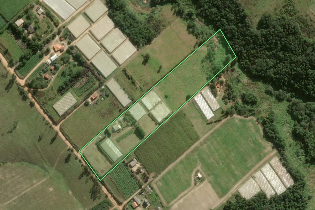 Imagem de satélite do imóvel rural em São Miguel Arcanjo (SP), com o contorno declarado no CAR desenhado por cima.