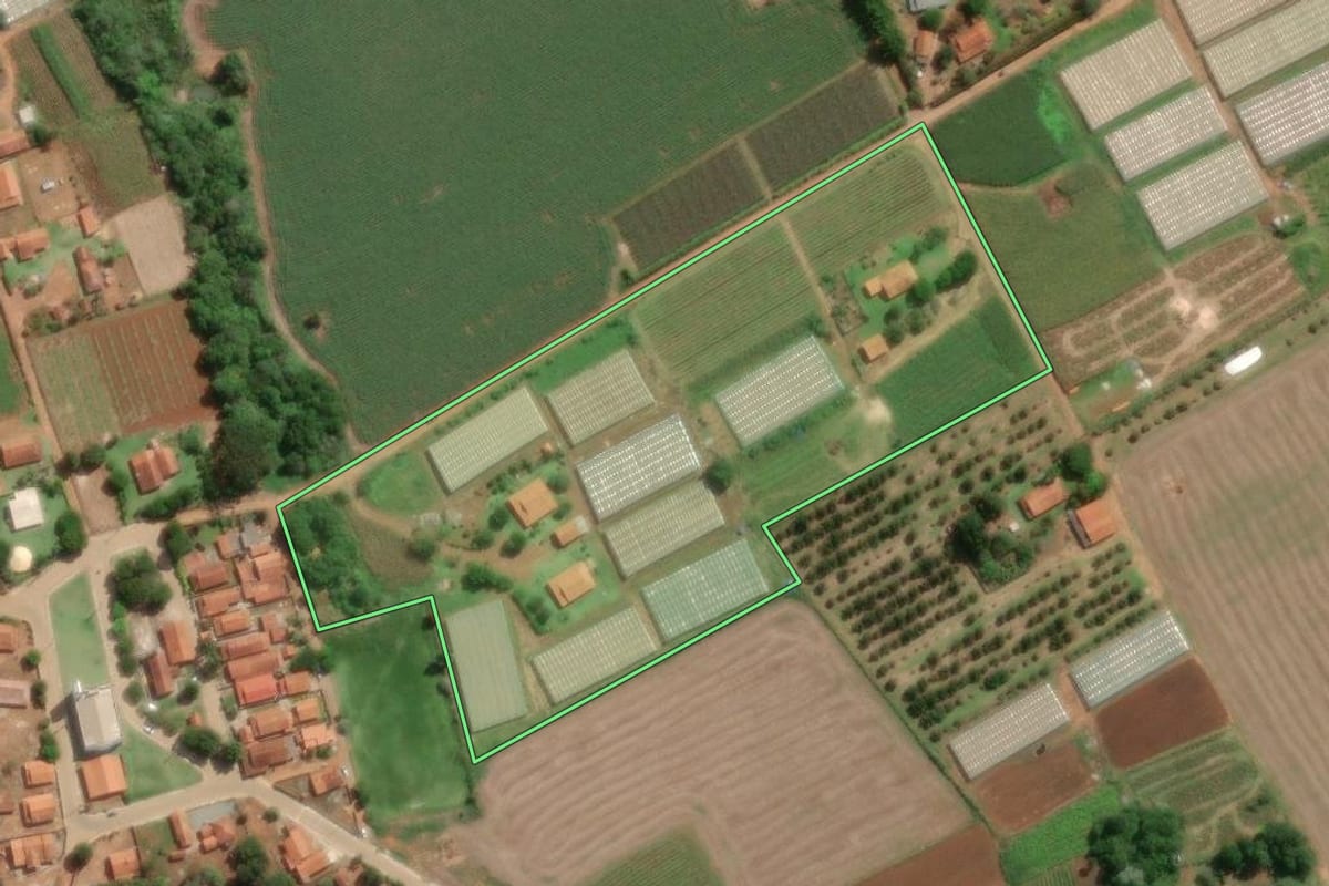 Imagem de satélite do imóvel rural em São Miguel Arcanjo (SP), com o contorno declarado no CAR desenhado por cima.