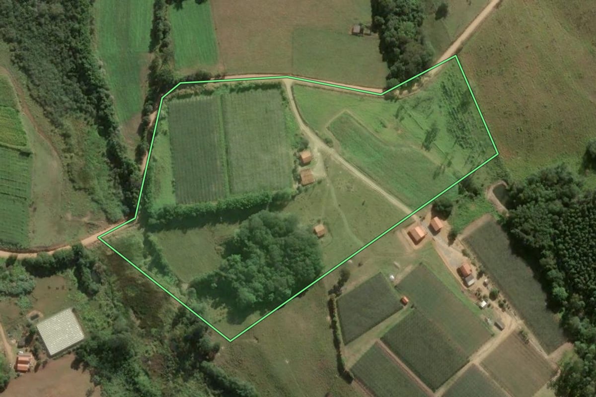 Imagem de satélite do imóvel rural em São Miguel Arcanjo (SP), com o contorno declarado no CAR desenhado por cima.