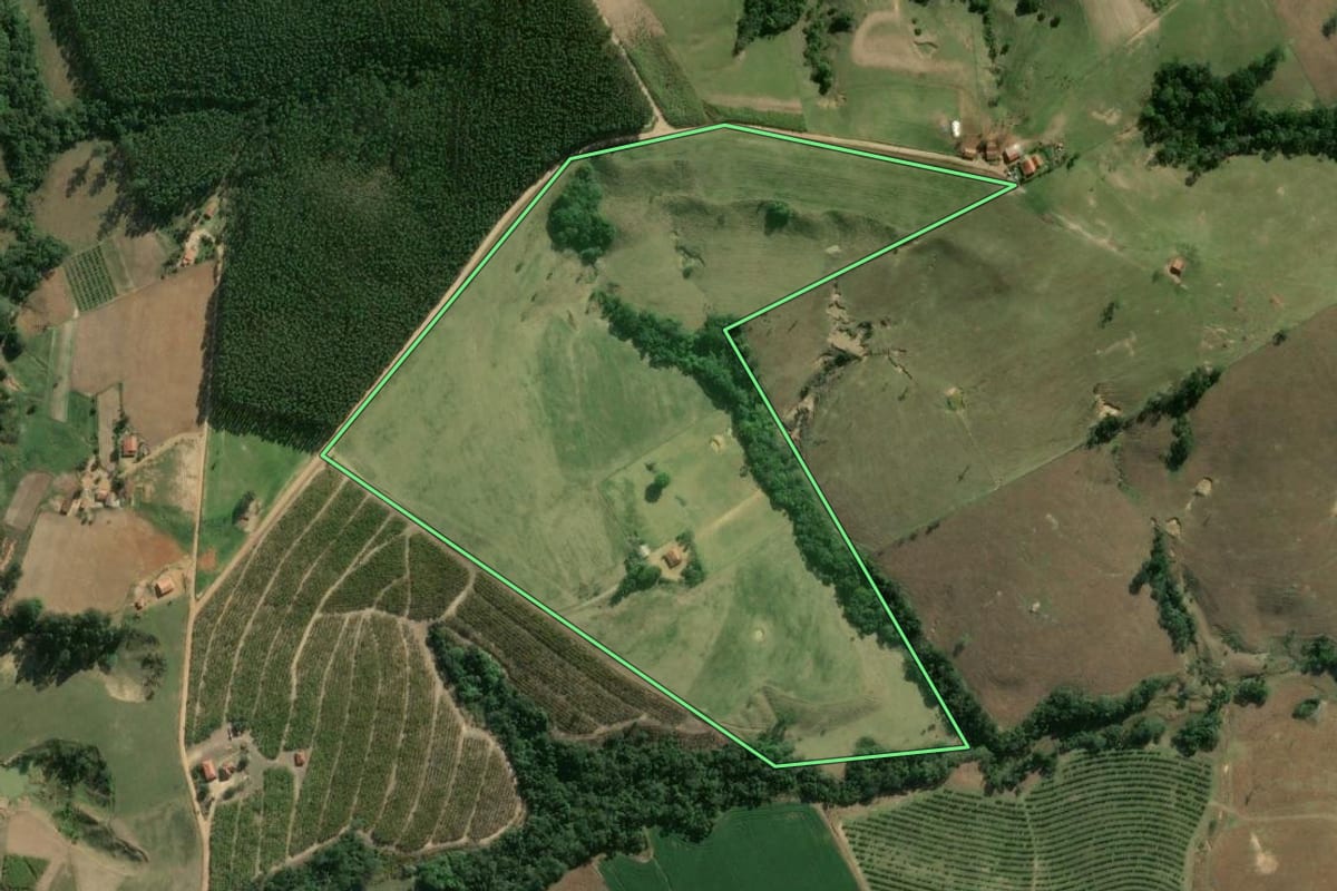 Imagem de satélite do imóvel rural em São Miguel Arcanjo (SP), com o contorno declarado no CAR desenhado por cima.