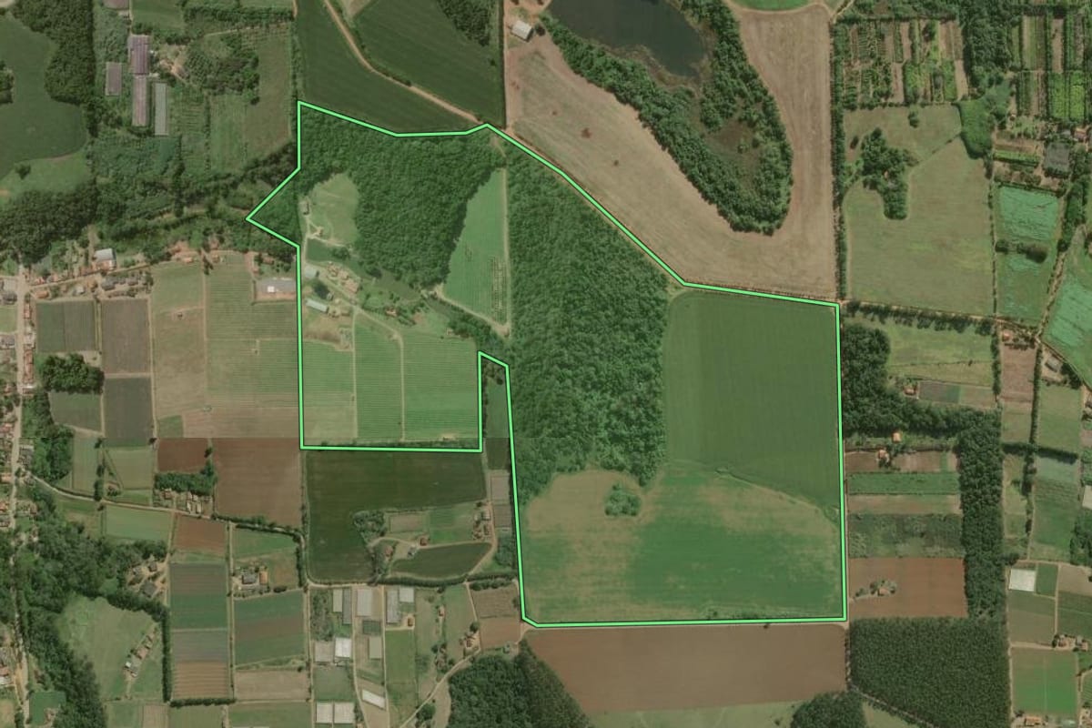 Imagem de satélite do imóvel rural em São Miguel Arcanjo (SP), com o contorno declarado no CAR desenhado por cima.