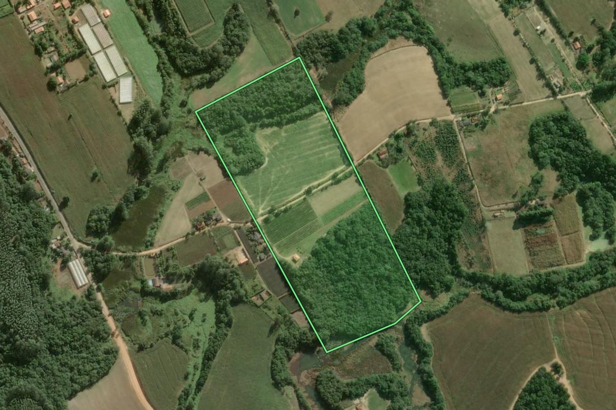 Imagem de satélite do imóvel rural em São Miguel Arcanjo (SP), com o contorno declarado no CAR desenhado por cima.