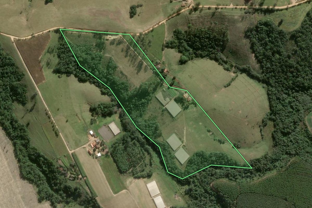 Imagem de satélite do imóvel rural em São Miguel Arcanjo (SP), com o contorno declarado no CAR desenhado por cima.