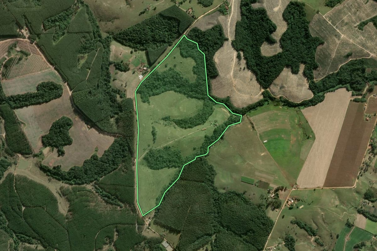 Imagem de satélite do imóvel rural em São Miguel Arcanjo (SP), com o contorno declarado no CAR desenhado por cima.