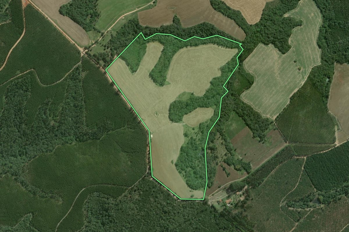Imagem de satélite do imóvel rural em São Miguel Arcanjo (SP), com o contorno declarado no CAR desenhado por cima.