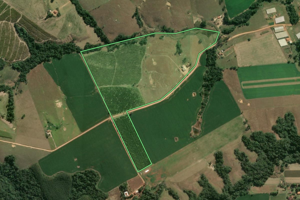 Imagem de satélite do imóvel rural em São Miguel Arcanjo (SP), com o contorno declarado no CAR desenhado por cima.