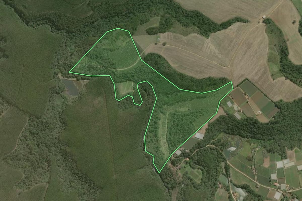 Imagem de satélite do imóvel rural em São Miguel Arcanjo (SP), com o contorno declarado no CAR desenhado por cima.