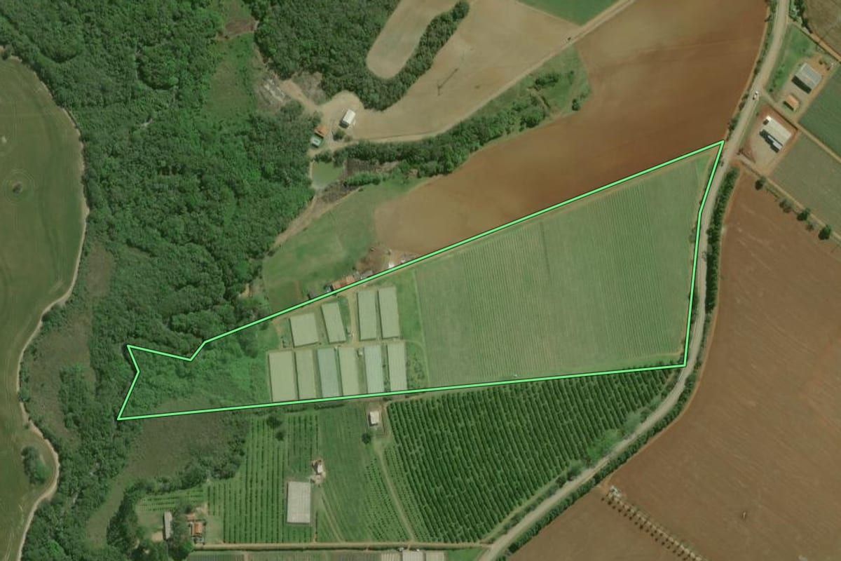 Imagem de satélite do imóvel rural em São Miguel Arcanjo (SP), com o contorno declarado no CAR desenhado por cima.