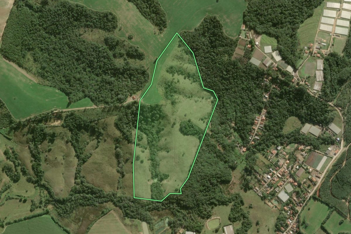 Imagem de satélite do imóvel rural em São Miguel Arcanjo (SP), com o contorno declarado no CAR desenhado por cima.