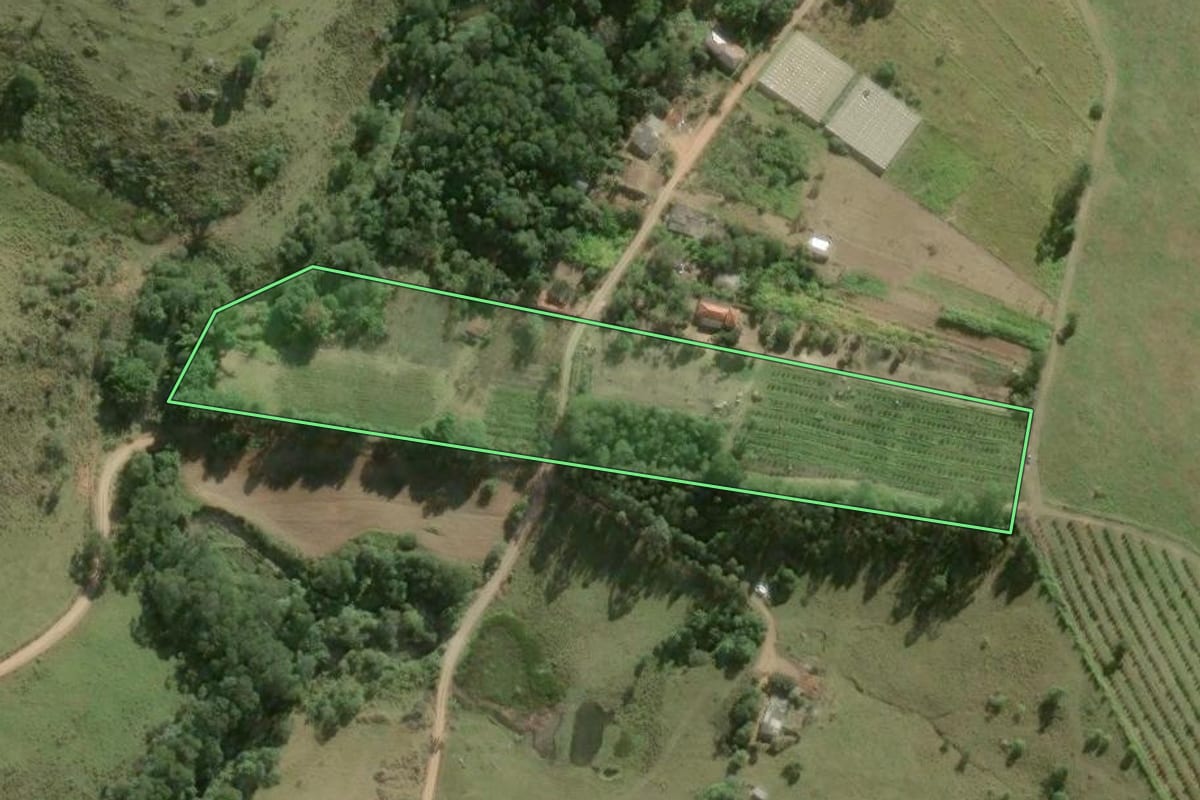 Imagem de satélite do imóvel rural em São Miguel Arcanjo (SP), com o contorno declarado no CAR desenhado por cima.