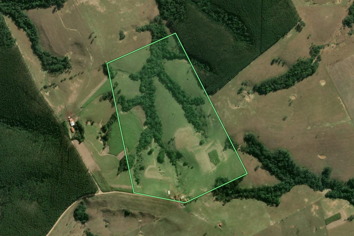 Imagem de satélite do imóvel rural em São Miguel Arcanjo (SP), com o contorno declarado no CAR desenhado por cima.