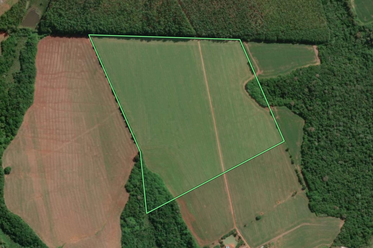 Imagem de satélite do imóvel rural em São Miguel Arcanjo (SP), com o contorno declarado no CAR desenhado por cima.