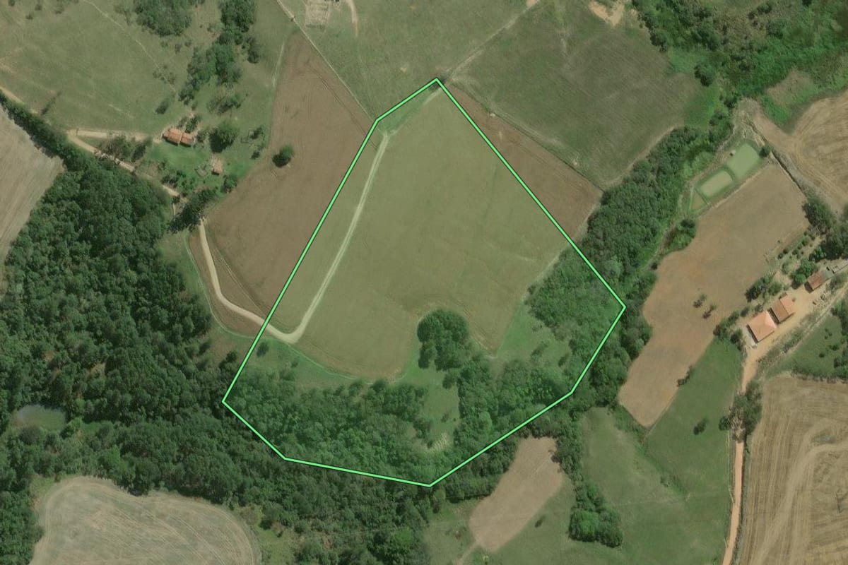Imagem de satélite do imóvel rural em São Miguel Arcanjo (SP), com o contorno declarado no CAR desenhado por cima.