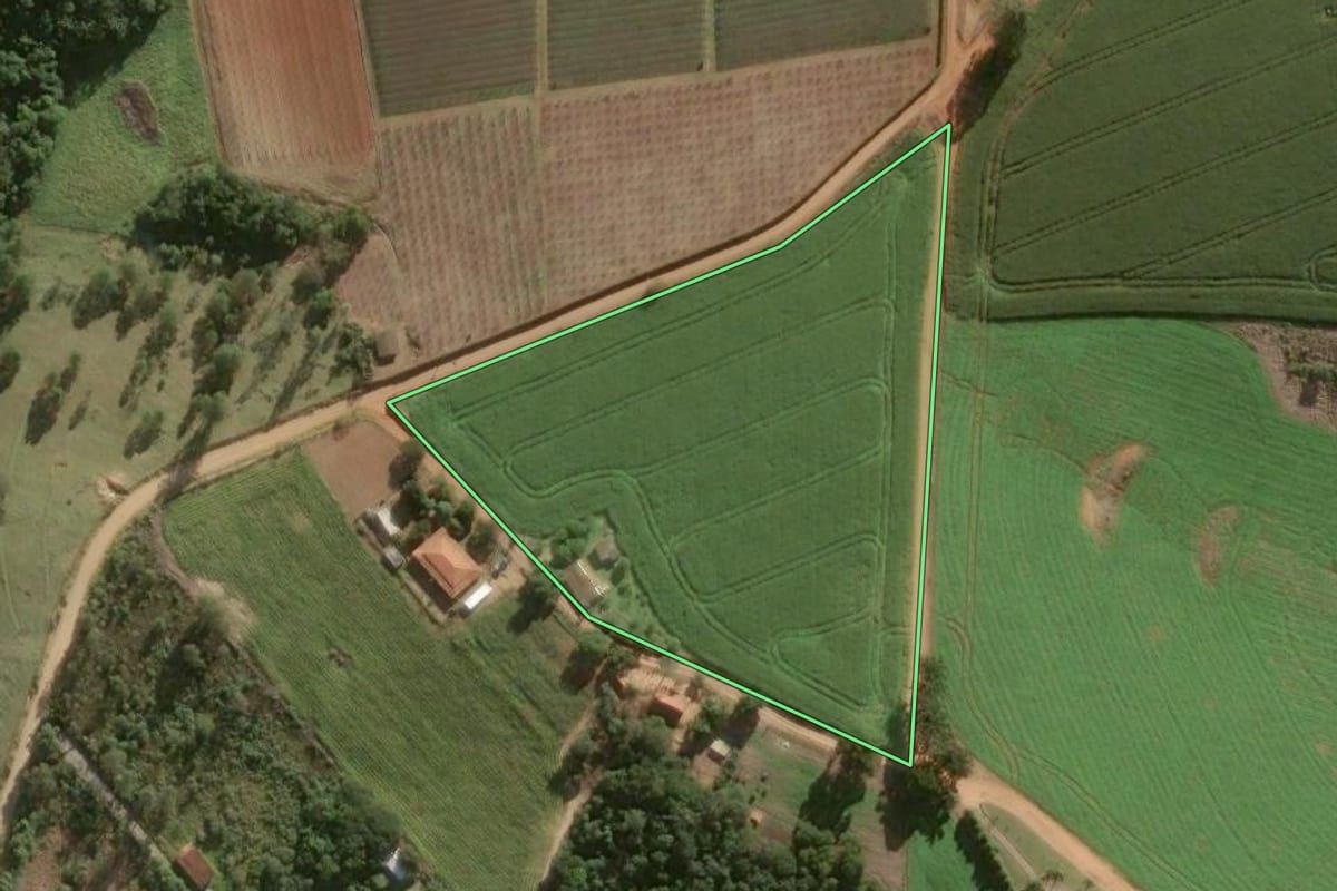 Imagem de satélite do imóvel rural em São Miguel Arcanjo (SP), com o contorno declarado no CAR desenhado por cima.