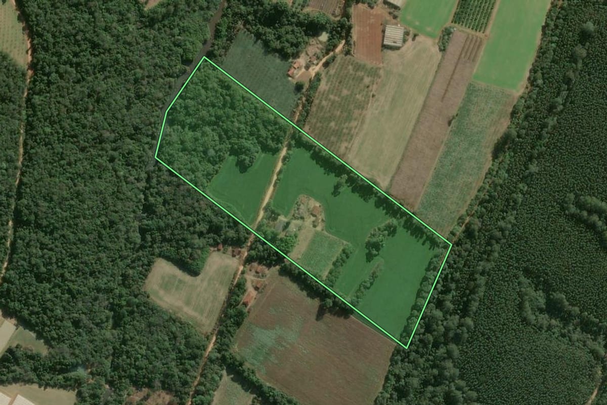 Imagem de satélite do imóvel rural em São Miguel Arcanjo (SP), com o contorno declarado no CAR desenhado por cima.