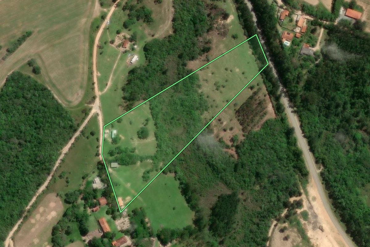 Imagem de satélite do imóvel rural em São Miguel Arcanjo (SP), com o contorno declarado no CAR desenhado por cima.