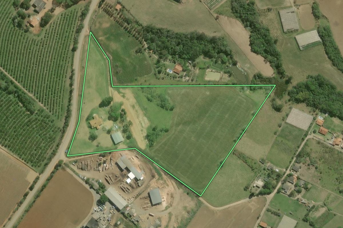 Imagem de satélite do imóvel rural em São Miguel Arcanjo (SP), com o contorno declarado no CAR desenhado por cima.