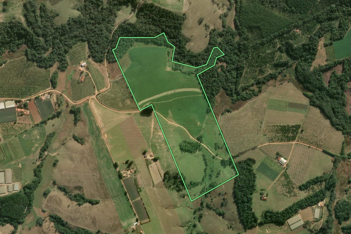 Imagem de satélite do imóvel rural em São Miguel Arcanjo (SP), com o contorno declarado no CAR desenhado por cima.