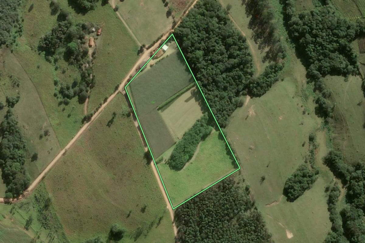 Imagem de satélite do imóvel rural em São Miguel Arcanjo (SP), com o contorno declarado no CAR desenhado por cima.