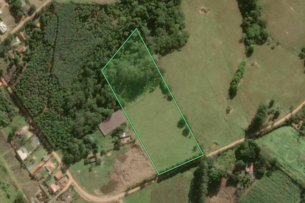 Imagem de satélite do imóvel rural em São Miguel Arcanjo (SP), com o contorno declarado no CAR desenhado por cima.