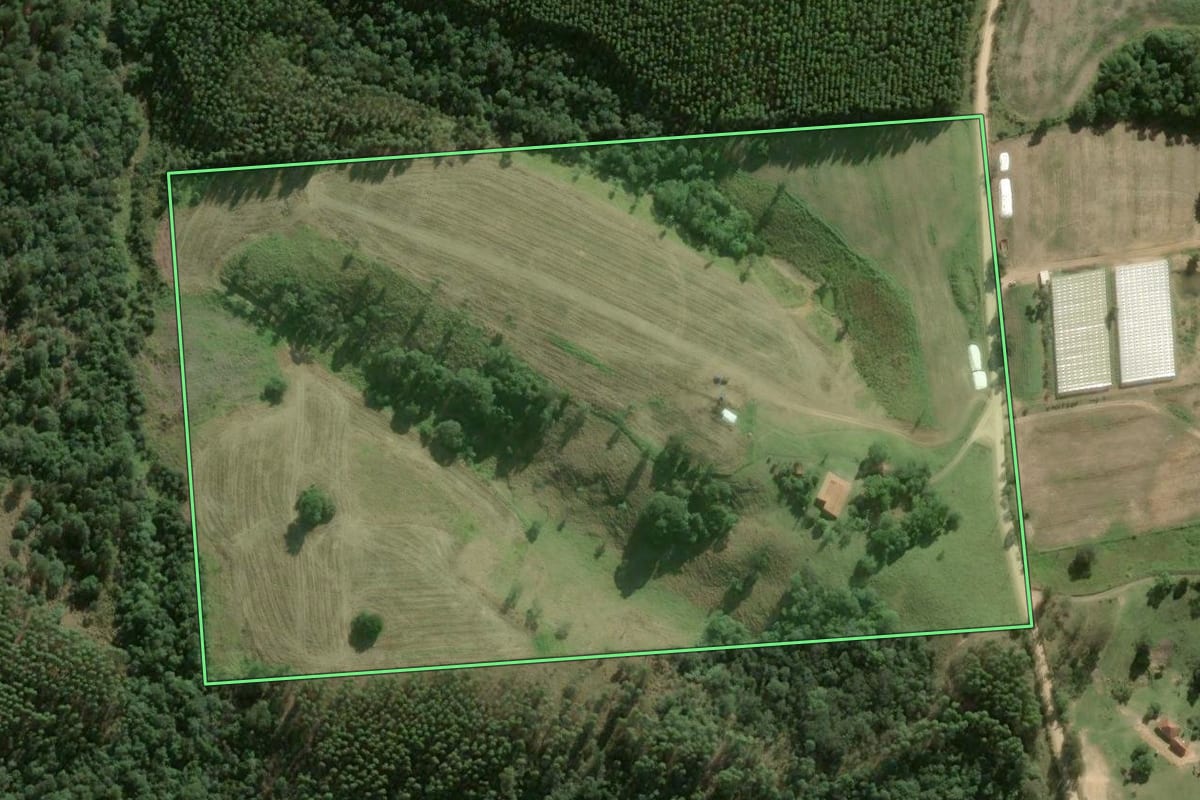 Imagem de satélite do imóvel rural em São Miguel Arcanjo (SP), com o contorno declarado no CAR desenhado por cima.