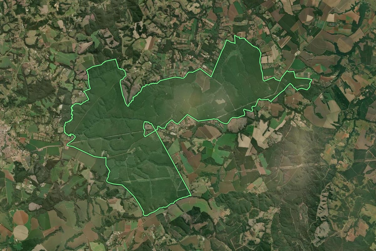 Imagem de satélite do imóvel rural em São Miguel Arcanjo (SP), com o contorno declarado no CAR desenhado por cima.