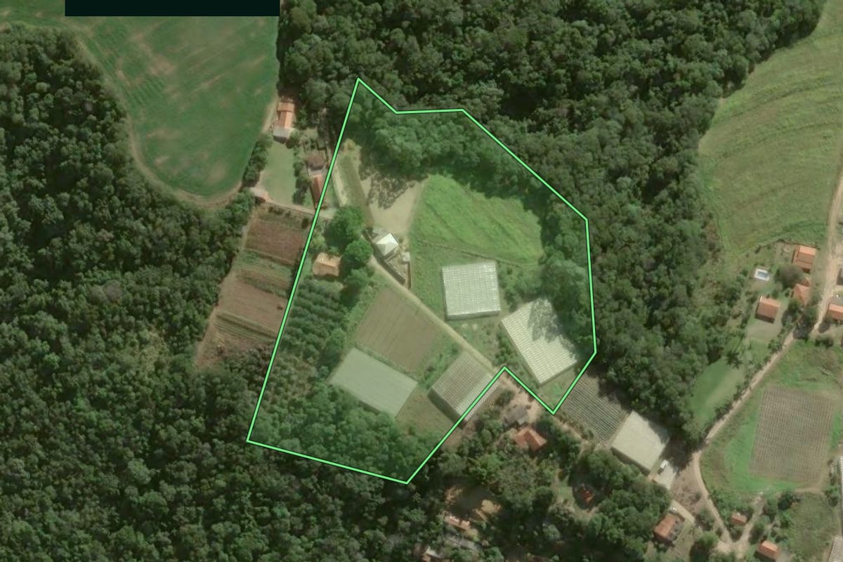 Imagem de satélite do imóvel rural em São Miguel Arcanjo (SP), com o contorno declarado no CAR desenhado por cima.