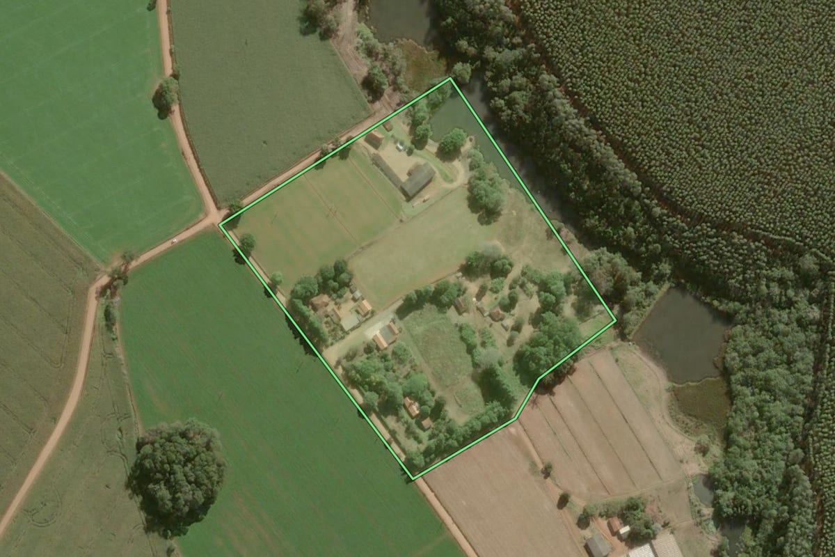 Imagem de satélite do imóvel rural em São Miguel Arcanjo (SP), com o contorno declarado no CAR desenhado por cima.