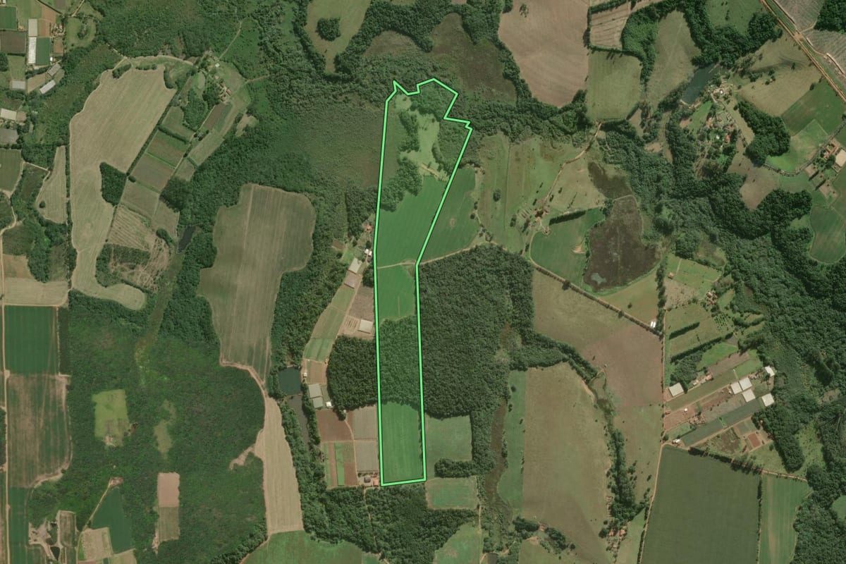 Imagem de satélite do imóvel rural em São Miguel Arcanjo (SP), com o contorno declarado no CAR desenhado por cima.
