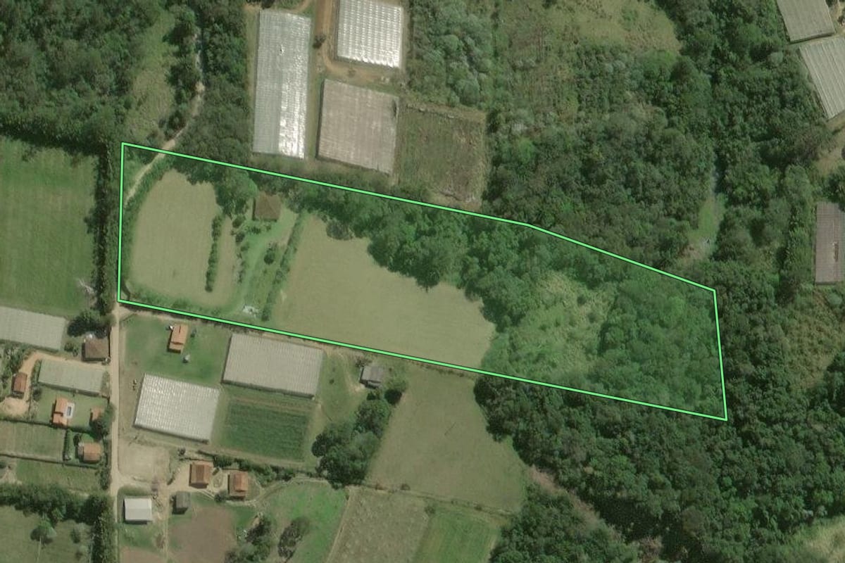 Imagem de satélite do imóvel rural em São Miguel Arcanjo (SP), com o contorno declarado no CAR desenhado por cima.