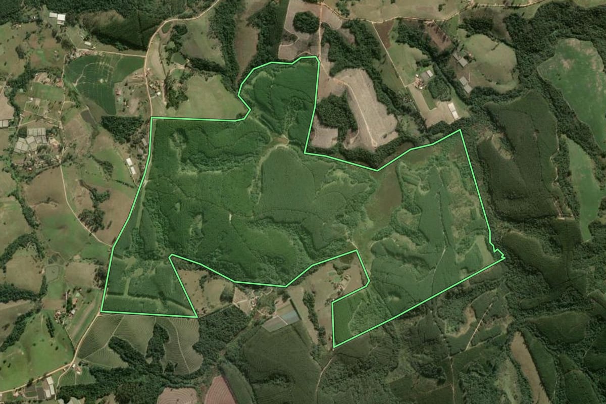 Imagem de satélite do imóvel rural em São Miguel Arcanjo (SP), com o contorno declarado no CAR desenhado por cima.