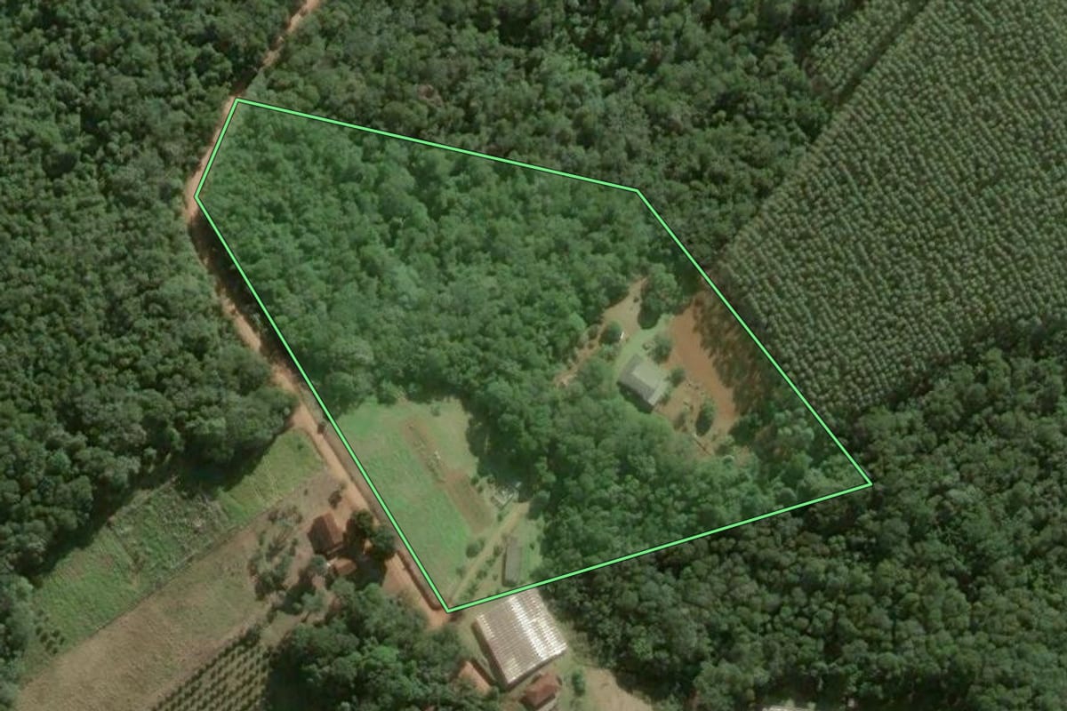 Imagem de satélite do imóvel rural em São Miguel Arcanjo (SP), com o contorno declarado no CAR desenhado por cima.