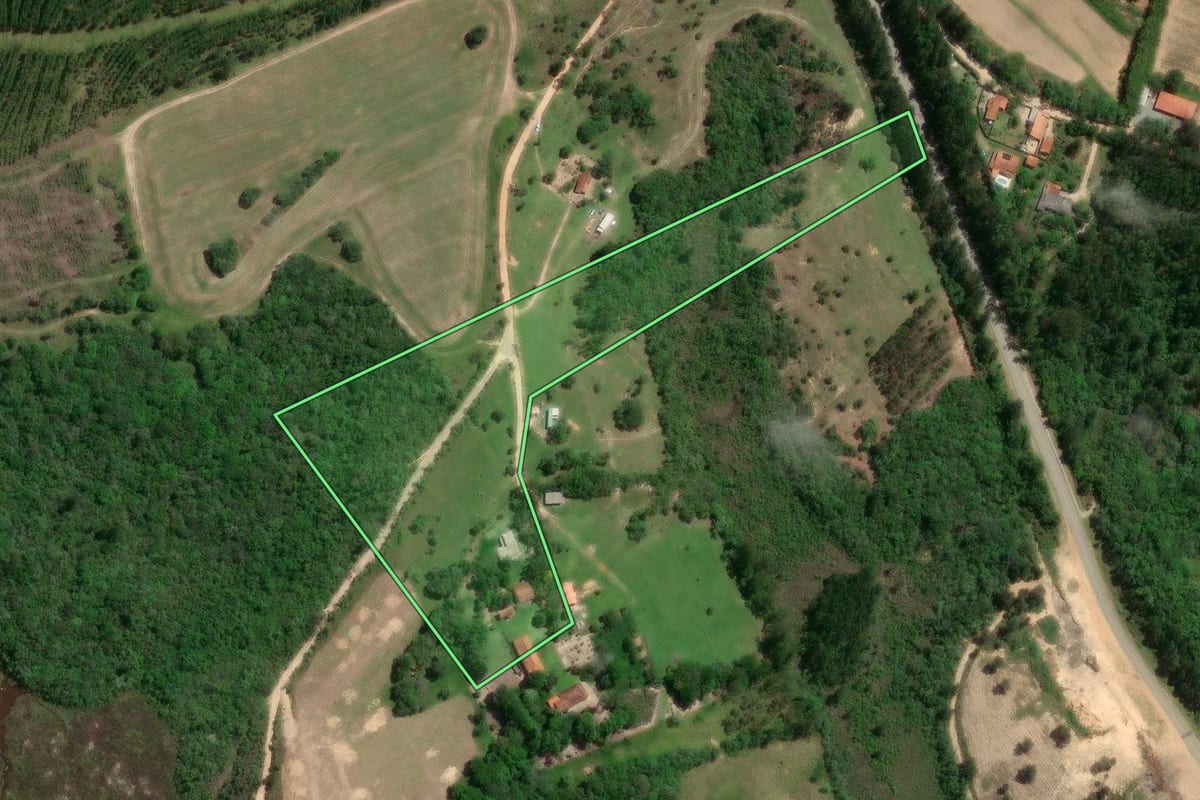 Imagem de satélite do imóvel rural em São Miguel Arcanjo (SP), com o contorno declarado no CAR desenhado por cima.
