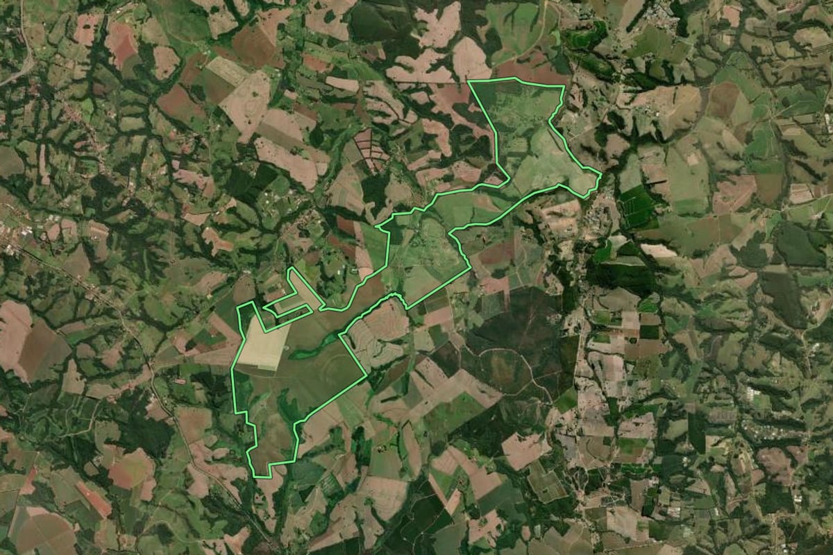Imagem de satélite do imóvel rural em São Miguel Arcanjo (SP), com o contorno declarado no CAR desenhado por cima.