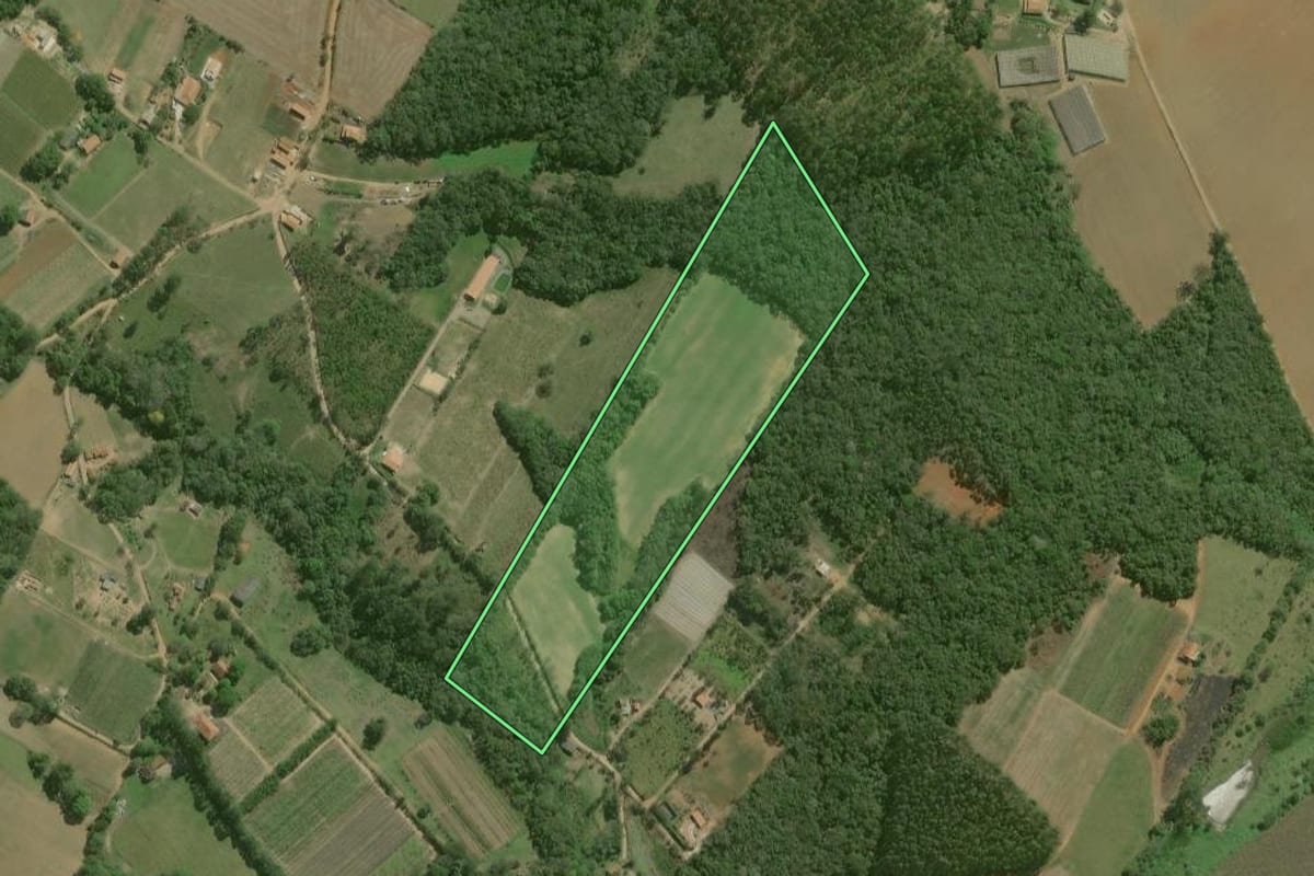 Imagem de satélite do imóvel rural em São Miguel Arcanjo (SP), com o contorno declarado no CAR desenhado por cima.