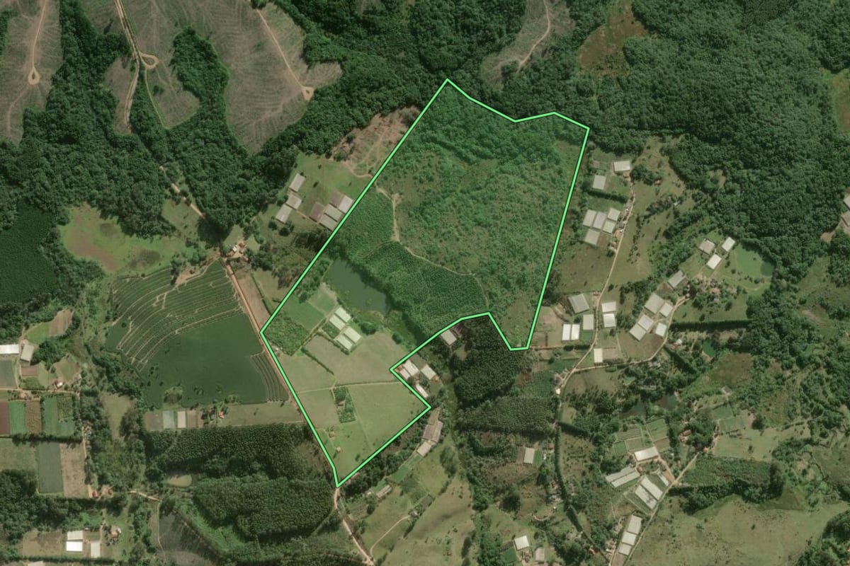 Imagem de satélite do imóvel rural em São Miguel Arcanjo (SP), com o contorno declarado no CAR desenhado por cima.