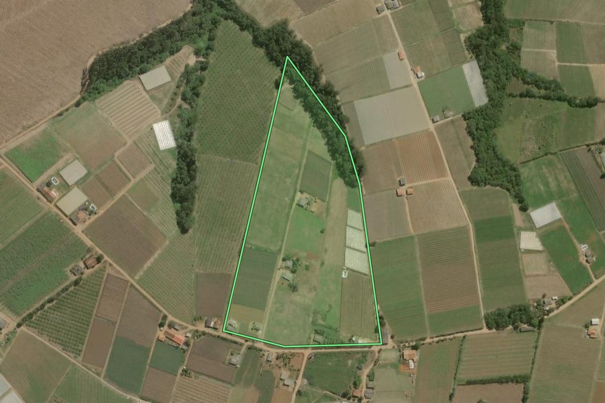 Imagem de satélite do imóvel rural em São Miguel Arcanjo (SP), com o contorno declarado no CAR desenhado por cima.