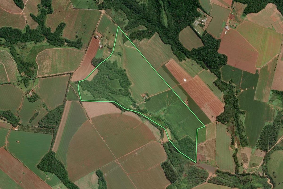 Imagem de satélite do imóvel rural em São Miguel Arcanjo (SP), com o contorno declarado no CAR desenhado por cima.