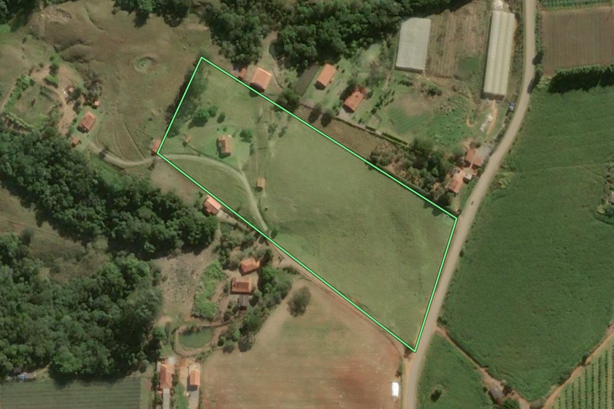 Imagem de satélite do imóvel rural em São Miguel Arcanjo (SP), com o contorno declarado no CAR desenhado por cima.