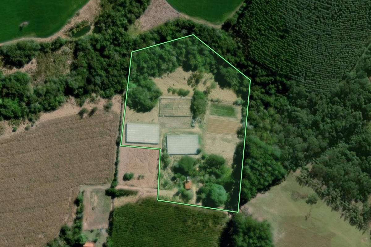 Imagem de satélite do imóvel rural em São Miguel Arcanjo (SP), com o contorno declarado no CAR desenhado por cima.