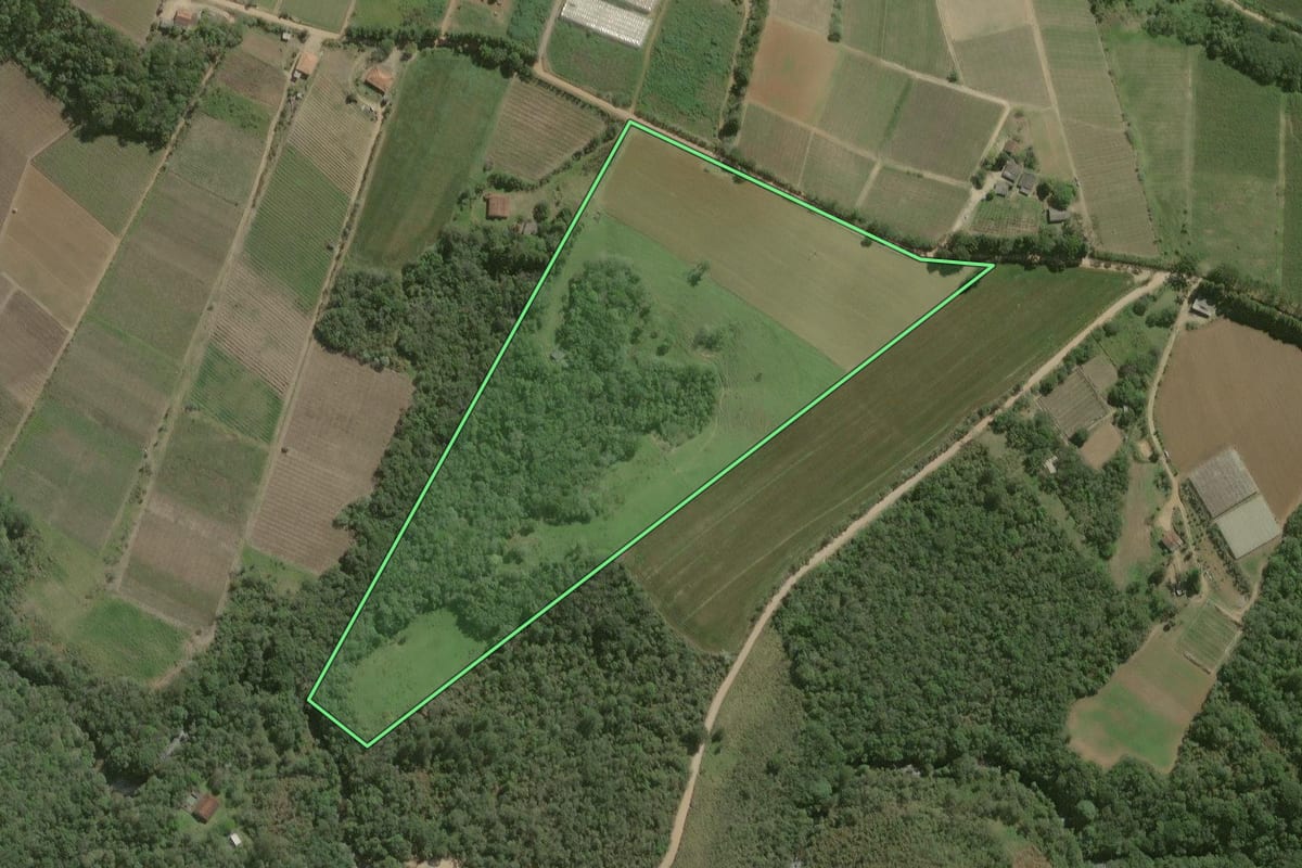 Imagem de satélite do imóvel rural em São Miguel Arcanjo (SP), com o contorno declarado no CAR desenhado por cima.