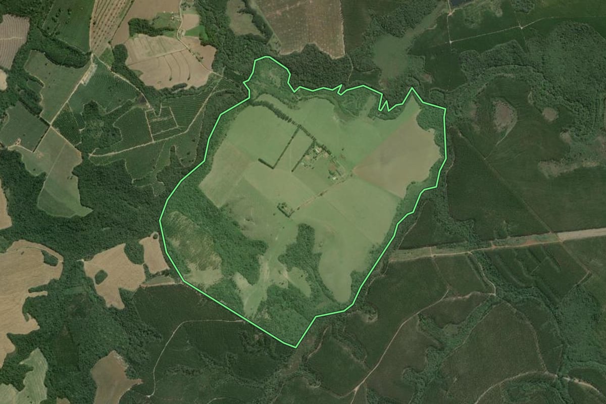 Imagem de satélite do imóvel rural em São Miguel Arcanjo (SP), com o contorno declarado no CAR desenhado por cima.
