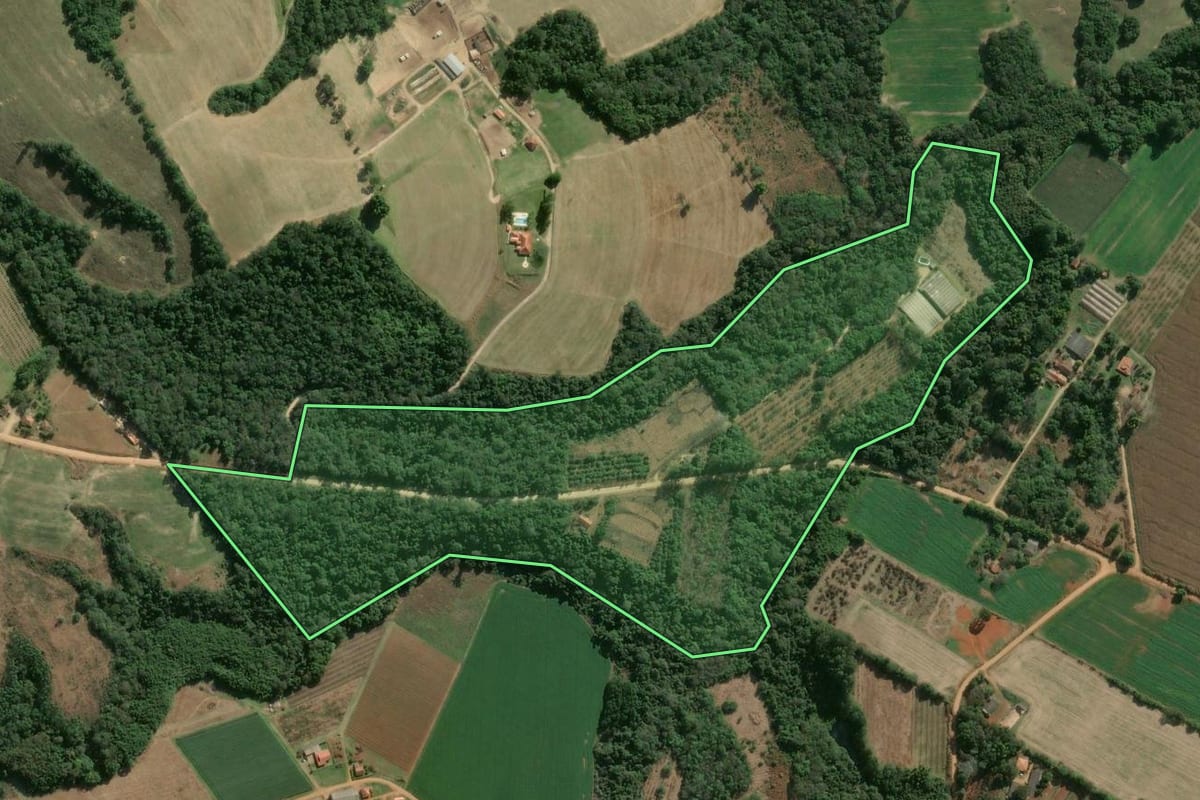 Imagem de satélite do imóvel rural em São Miguel Arcanjo (SP), com o contorno declarado no CAR desenhado por cima.