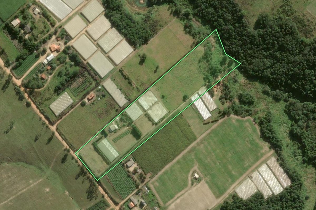 Imagem de satélite do imóvel rural em São Miguel Arcanjo (SP), com o contorno declarado no CAR desenhado por cima.