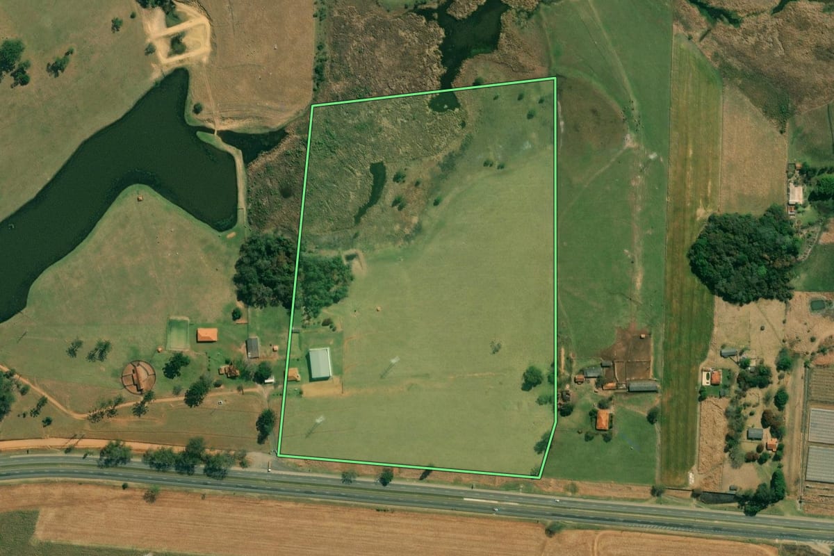 Imagem de satélite do imóvel rural em São Miguel Arcanjo (SP), com o contorno declarado no CAR desenhado por cima.