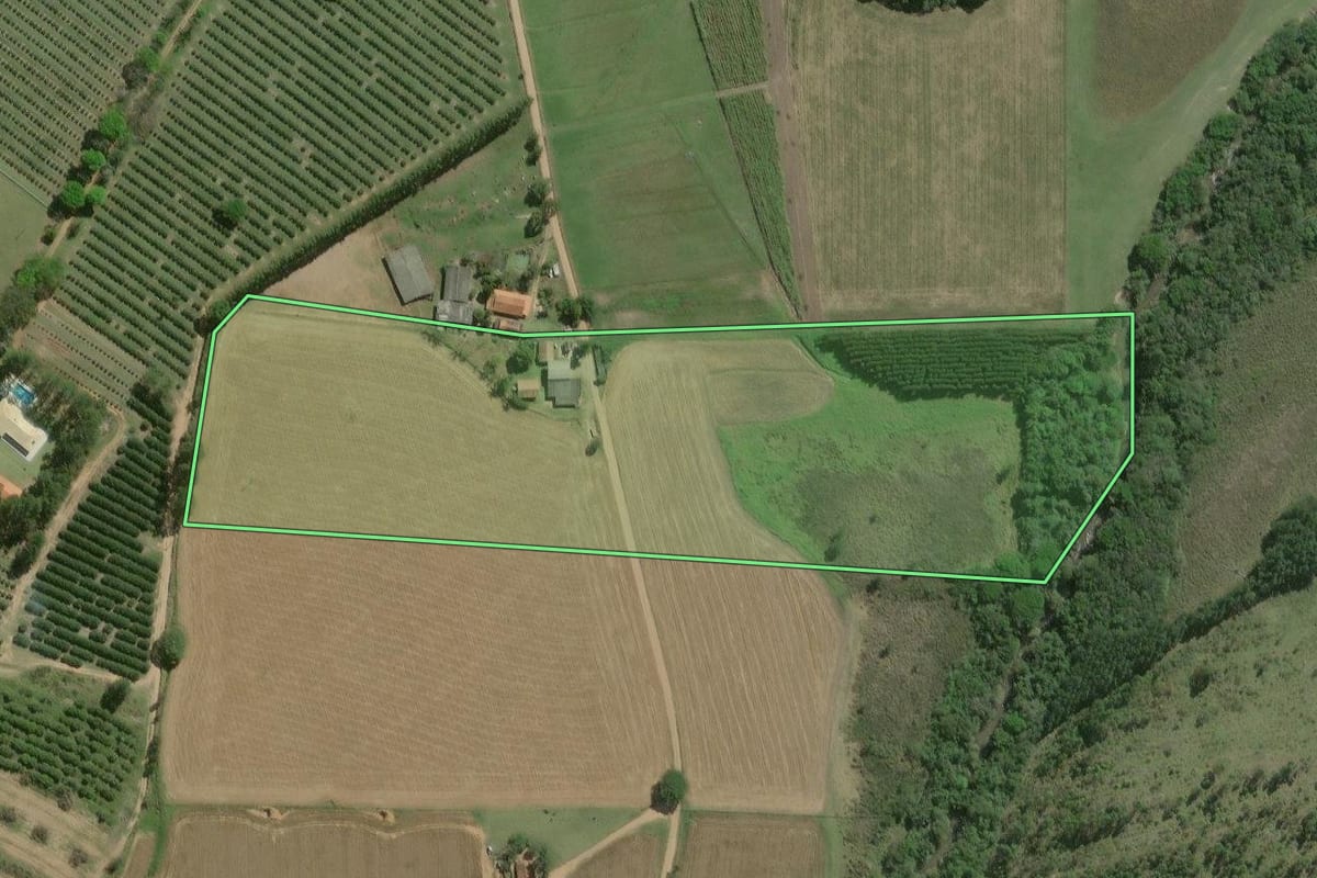 Imagem de satélite do imóvel rural em São Miguel Arcanjo (SP), com o contorno declarado no CAR desenhado por cima.
