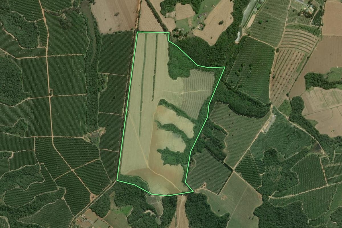 Imagem de satélite do imóvel rural em São Miguel Arcanjo (SP), com o contorno declarado no CAR desenhado por cima.